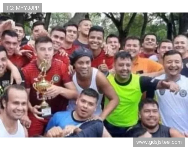 足球明星们的珍贵友情瞬间展现团结与激情的美好时光